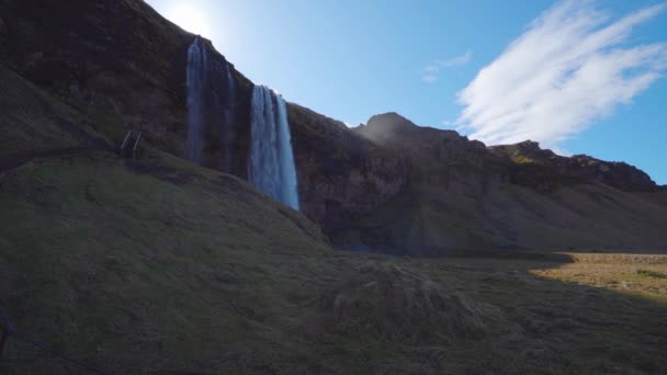 Une séquence haute résolution en ralenti de la célèbre cascade Seljalandsfoss située dans le cercle d'or de l'Islande facilement accessible depuis le périphérique — Video