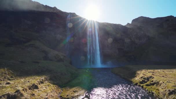 アイスランドのゴールデンサークルに位置する有名な滝Seljalandsfossの高解像度のスローモーション映像は、環状道路から簡単にアクセスできます — ストック動画