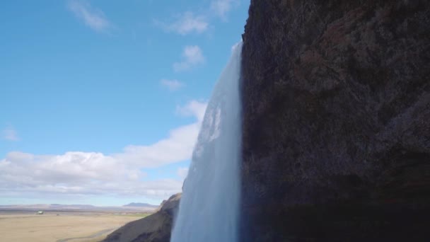 アイスランドのゴールデンサークルに位置する有名な滝Seljalandsfossの高解像度のスローモーション映像は、環状道路から簡単にアクセスできます — ストック動画