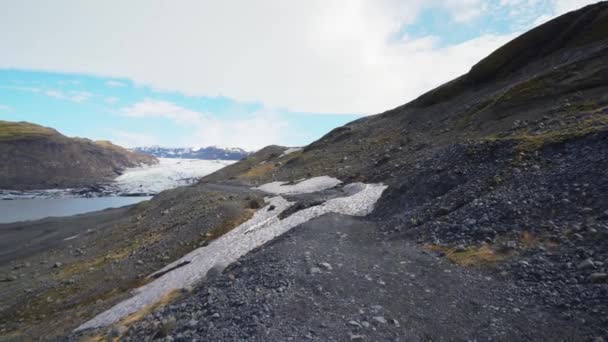 Съемка ледника Solheimajokull с высоким разрешением, расположенного в Южной Исландии, в пределах Золотого круга, легко доступного с кольцевой дороги — стоковое видео