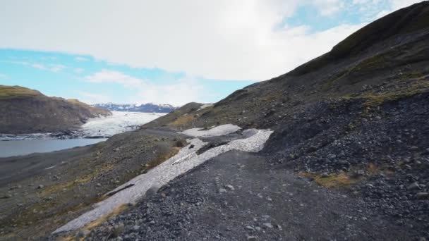 Кадри льодовика Solheimajokull, розташовані в Південній Ісландії в межах Золотого кола, легко доступні з Кільцевої дороги. — стокове відео