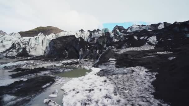 Съемка ледника Solheimajokull с высоким разрешением, расположенного в Южной Исландии, в пределах Золотого круга, легко доступного с кольцевой дороги — стоковое видео