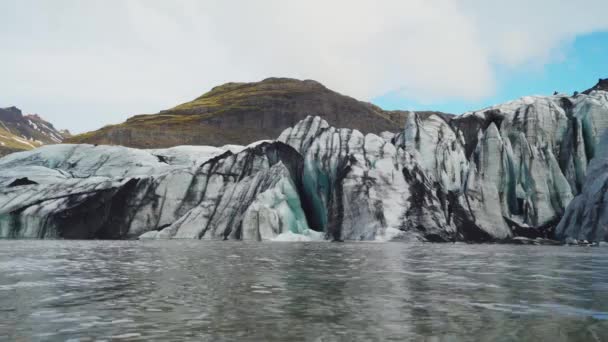 Un metraje de alta resolución del glaciar Solheimajokull ubicado en el sur de Islandia dentro del Círculo Dorado fácilmente accesible desde la carretera de circunvalación — Vídeo de stock