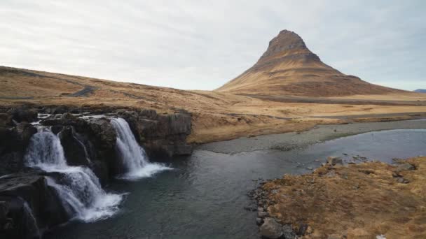 Kirkjufell é uma das montanhas mais cénicas e fotografadas da Islândia durante todo o ano. Bela paisagem islandesa da Escandinávia. Imagens 4K de alta resolução — Vídeo de Stock