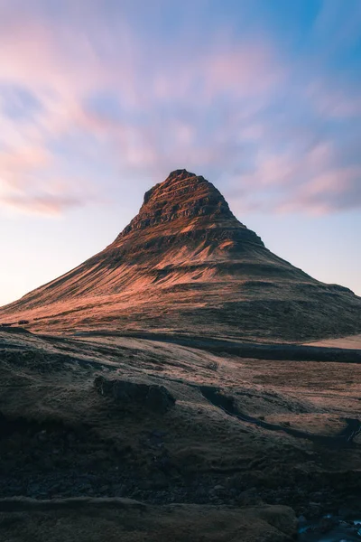 Kirkjufell är ett av de mest natursköna och fotograferade bergen på Island året runt. Vackert isländskt landskap — Stockfoto