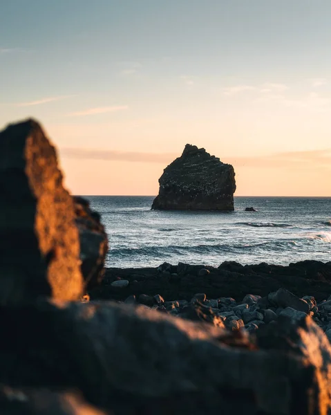 Maravillosa puesta de sol en la popular atracción turística de la bahía de Valahnukamol en el sur de Islandia. Los acantilados se encuentran en la península de Reykjanes y son fácilmente accesibles desde Keflavik o Reykjavik la ciudad capital — Foto de Stock