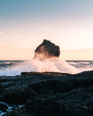 Güney İzlanda 'daki popüler turizm merkezi Valahnukamol Körfezi' nde muhteşem bir gün batımı. Reykjanes yarımadasında yer alan kayalıklara Keflavik veya başkent Reykjavik 'ten kolayca ulaşılabilir.