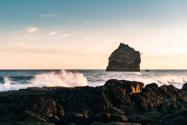 Maravillosa puesta de sol en la popular atracción turística de la bahía de Valahnukamol en el sur de Islandia. Los acantilados se encuentran en la península de Reykjanes y son fácilmente accesibles desde Keflavik o Reykjavik la ciudad capital — Foto de Stock