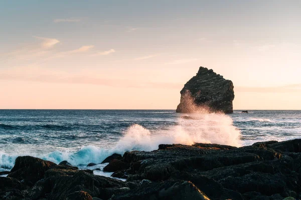 Marvelous sunset on popular tourist attraction Valahnukamol bay in southern Iceland. Cliffs are located in Reykjanes peninsula and are easily accessible from Keflavik or Reykjavik the capital city — Stock Photo, Image