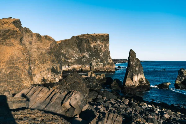 Maravillosa puesta de sol en la popular atracción turística de la bahía de Valahnukamol en el sur de Islandia. Los acantilados se encuentran en la península de Reykjanes y son fácilmente accesibles desde Keflavik o Reykjavik la ciudad capital — Foto de Stock