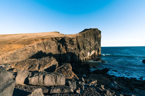 Удивительный закат на популярной туристической достопримечательности Валахнукамол залив на юге Исландии. Скалы расположены на полуострове Рейкьянес и легко добраться из Кефлавика или Рейкьявика, столицы — стоковое фото