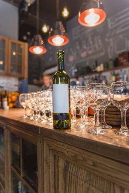 Şişe beyaz şarap gözlük ile bir bar