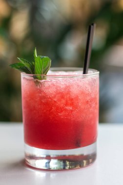 Çilek nane ve yeşil bir arka plan üzerinde saman kokteyli