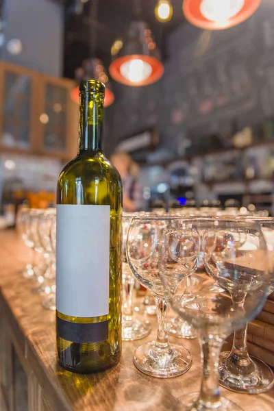 Μπουκάλι λευκό κρασί στο μπαρ με τα γυαλιά — Φωτογραφία Αρχείου
