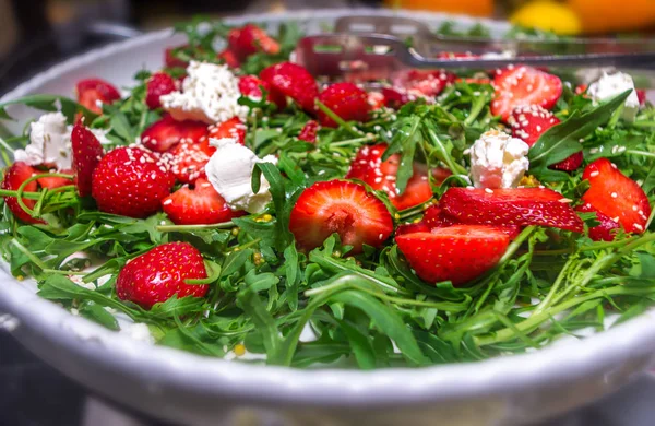 Salade vitamines fraises, fromage feta et roquette — Photo