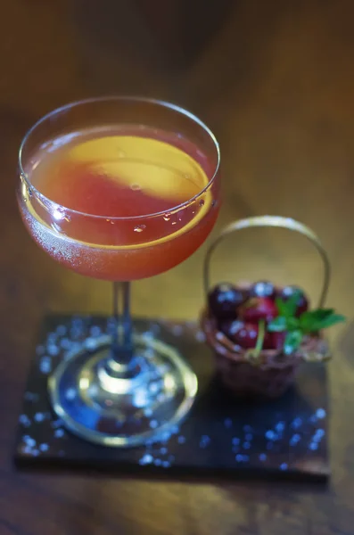 Cocktail alcoolisé avec cerise sur le bar — Photo