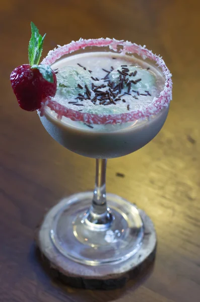 Strawberry milkshake på en trä bar — Stockfoto
