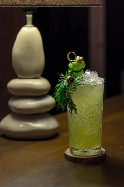 Cocktail frais au concombre et au persil — Photo