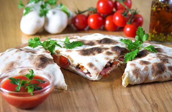 Пицца кальцоне с крупным планом — стоковое фото