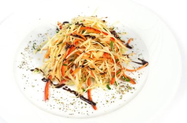 Mor lahana, beyaz, marul, havuç plaka arka plan üzerinde taze sebze salatası.