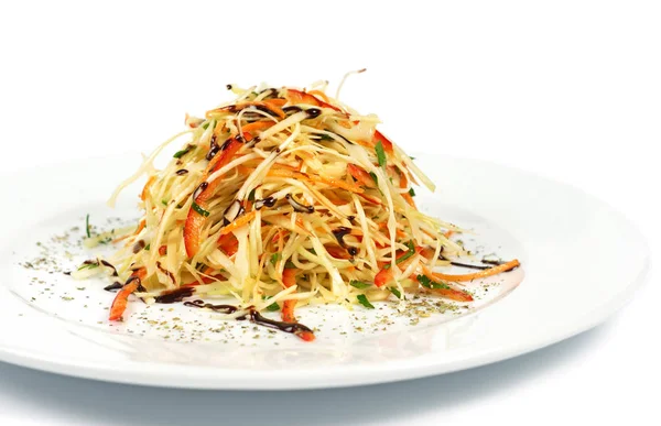 Mor lahana, beyaz, marul, havuç plaka arka plan üzerinde taze sebze salatası.