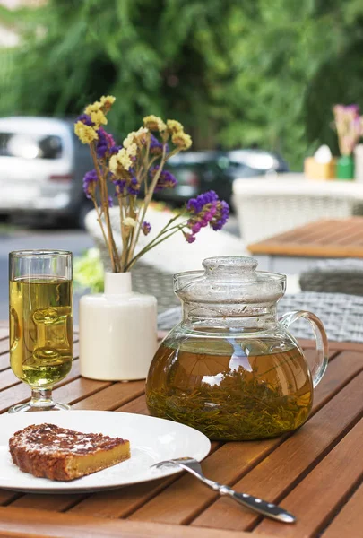 Tea served with cake — Stock Photo, Image