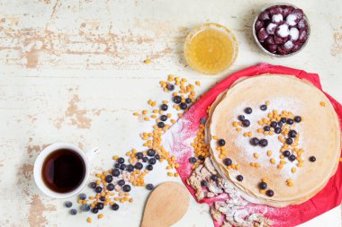 Yakın çekim, bir taze yaban mersini ve deniz cehri, kiraz bal ile karnaval kutlama, lezzetli gözleme.