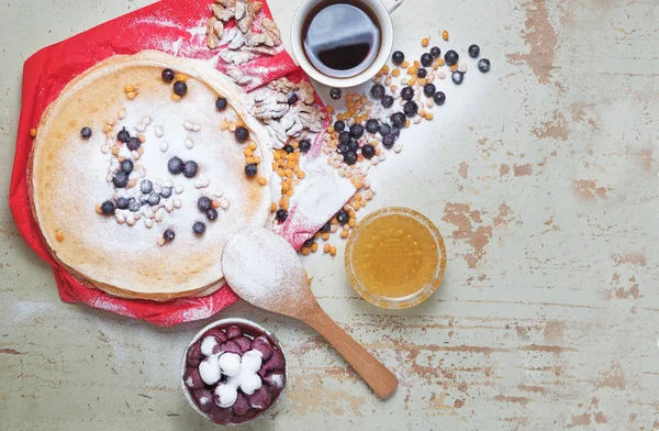 嘉年华庆典，美味煎饼特写，与新鲜的蓝莓和海沙棘，樱桃蜂蜜. — 图库照片