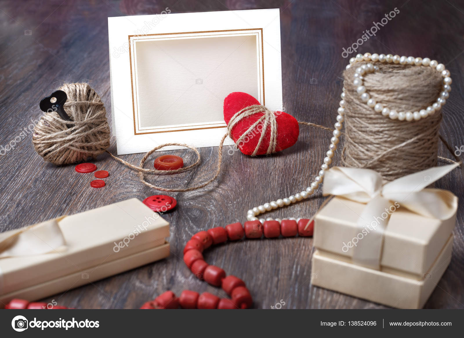 Caja de regalo en papel de envolver rojo sobre fondo de madera — Foto