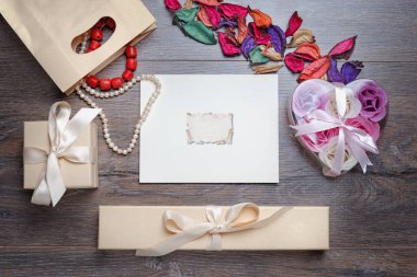 Sevgililer günü fotoğraf çerçevesi veya tebrik kartı ve ahşap masa üzerinde el yapımı Kalpler.