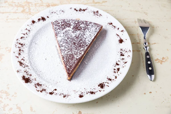 Choklad tårta slice strö över strösocker — Stockfoto