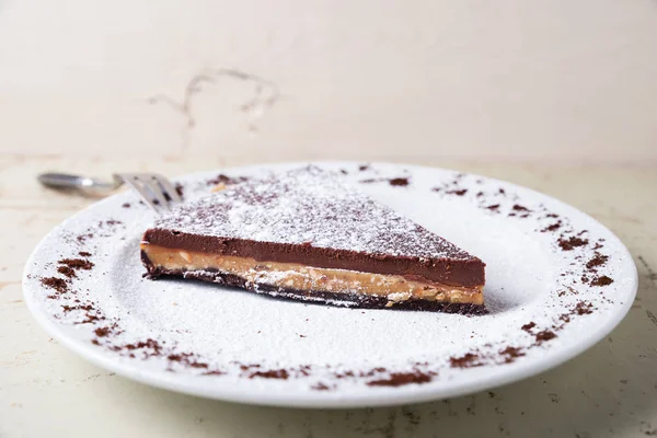 Choklad tårta slice strö över strösocker — Stockfoto
