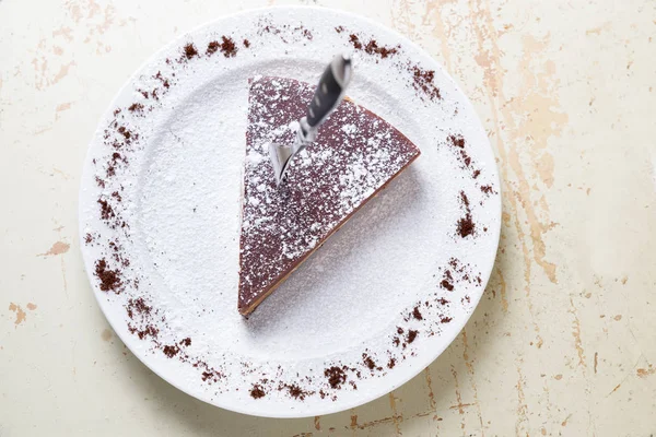 Chocolate tart slice sprinkle with powdered sugar — Stock Photo, Image