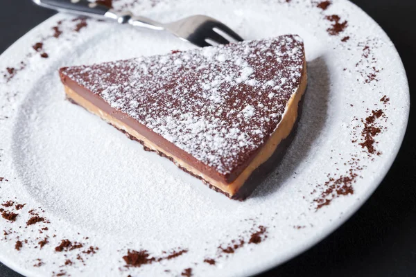 Fatia de torta de chocolate polvilhe com açúcar em pó — Fotografia de Stock