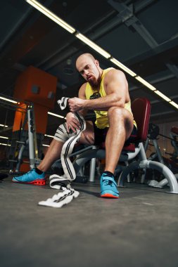 adam bir egzersiz yaptıktan sonra spor salonunda aittir.