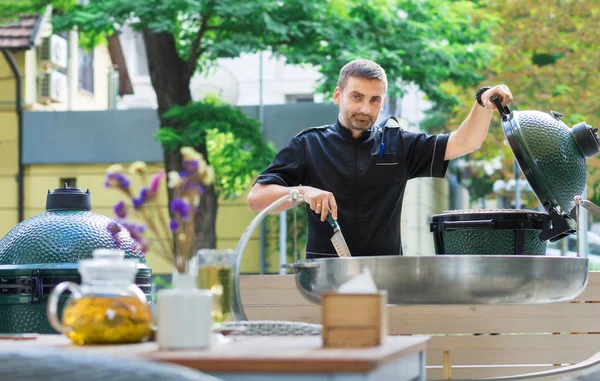 Barbacoa chef degustación cocinas al aire libre — Foto de Stock