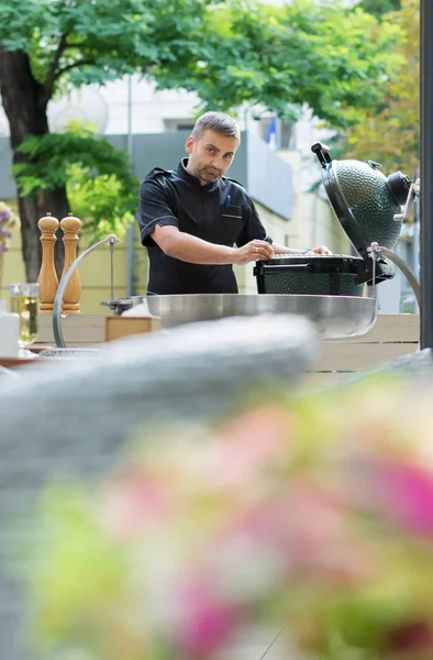 Barbacoa chef degustación cocinas al aire libre — Foto de Stock