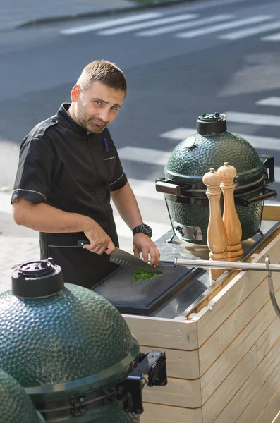 Barbacoa chef degustación cocinas al aire libre — Foto de Stock