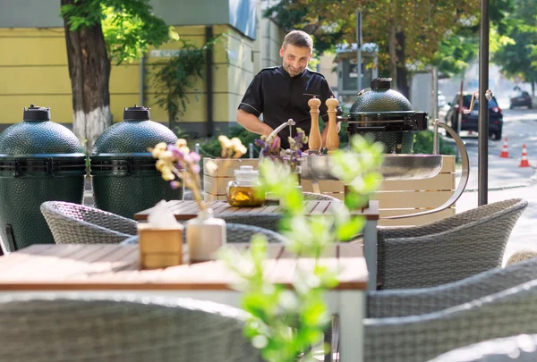 Barbecue chef tasting outdoor kitchens — Stock Photo, Image