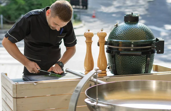 Barbecue chef tasting outdoor kitchens — Stock Photo, Image