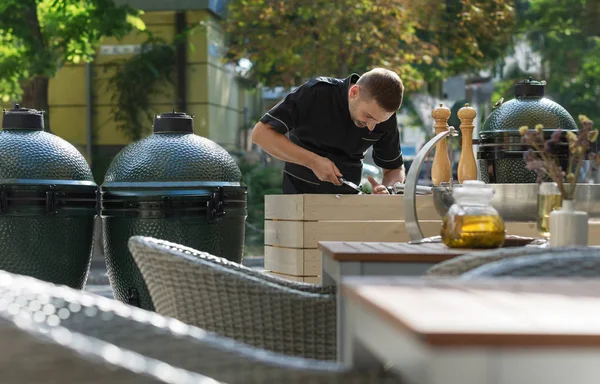 Barbacoa chef degustación cocinas al aire libre — Foto de Stock