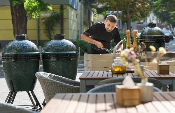 Barbecue chef tasting outdoor kitchens — Stock Photo, Image