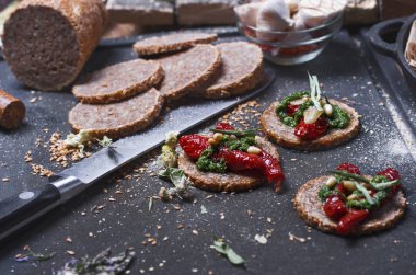 Ev yapımı ekmek sandviç. Somun çavdar ekmeği ev yapımı yeşil soslu sandviç için.