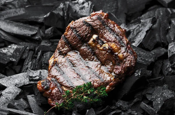 Hovězí steak na dřevěné uhlí. Místo pro vaši reklamu s kopií prostor. — Stock fotografie