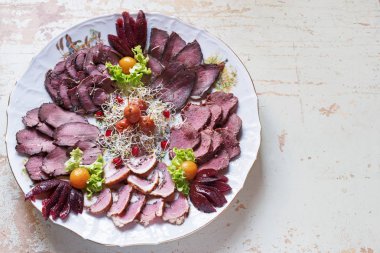 plaka et lezzetleri yaban domuzu, yaban ördeği, geyik, tavşan en iyi görünüm, yakın çekim