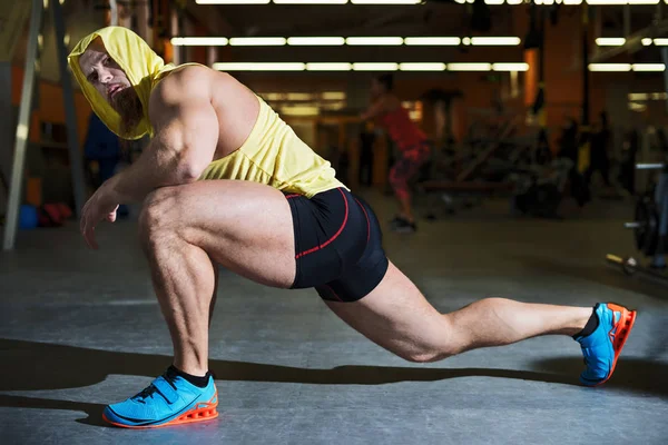 Portrét fitness muže při cvičení v tělocvičně — Stock fotografie