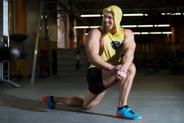 Portrait d'un homme de fitness faisant des exercices d'étirement à la salle de gym — Photo