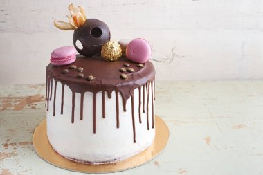 Bir tabak üzerinde çikolatalı sufle kek