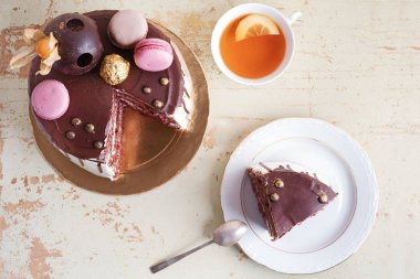 Bir tabak üzerinde çikolatalı sufle kek