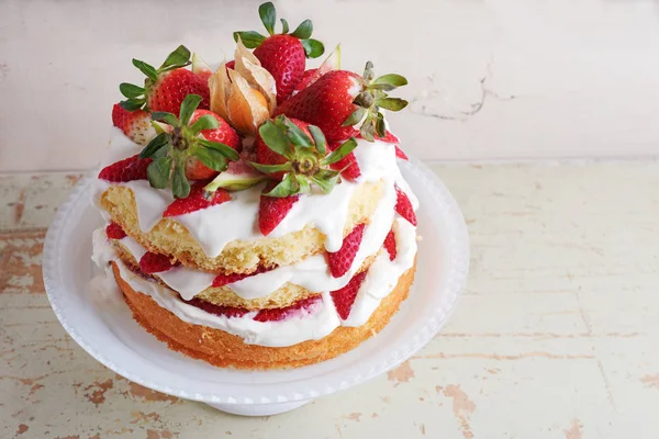 Hausgemachte Sahnetorte, frisch, bunt und köstlich mit saftigen Erdbeeren, süßer Schlagsahne und Frischkäse — Stockfoto